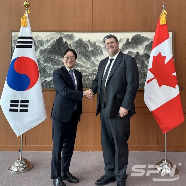박장호 외교부 무료 슬롯 머신 다운 받기기획국장과 필립 라포튠 캐나다 외교부 정보국장(사진=외교부)