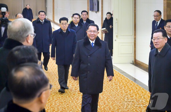 북한 리히용 당 비서를 단장으로 하는 꽁 머니 카지노 대표단이 러시아 방문을 위해 평양을 출발하고 있다.(사진=노동신문/뉴스1)