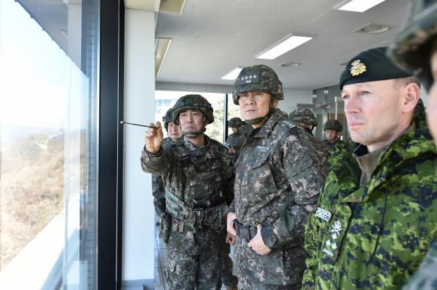 김명수 합참사설 카지노과 데릭 맥컬리 유엔사 부사령관이 육군 1사단 예하 GOP대대에서 북측을 바라보며 상황을 점검하고 있다.(합참 제공)