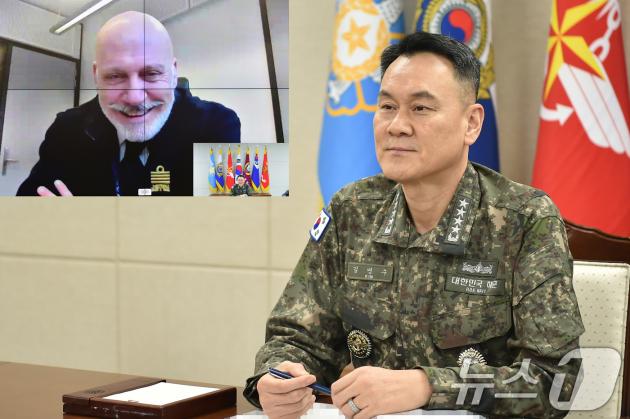김명수 합참의장이 쥐세페 카보 드라고네(이탈리아 해군 대장) 신임 NATO 군사메이저 바카라 공조통화를 하고 있다. (합참 제공. 재판매 및 DB 금지) 2025.2.20/뉴스1