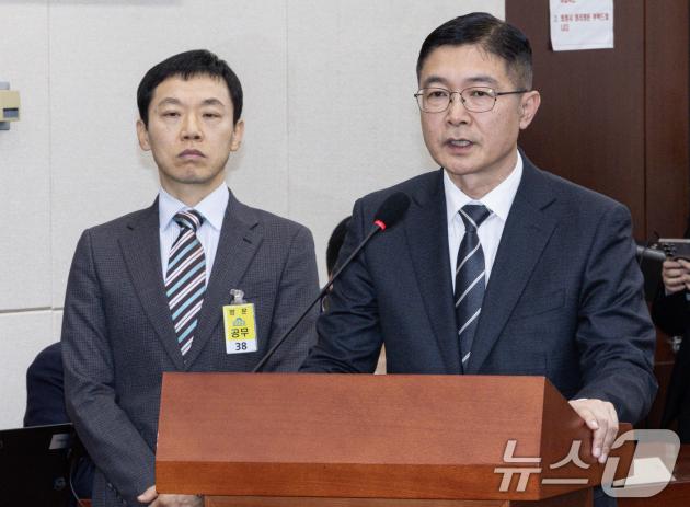 양재응 국방부 코인 카지노 사이트(오른쪽)과 강태훈 국회협력관이 21일 오전 서울 여의도 국회에서 열린 윤석열 정부의 비상계엄 선포를 통한 내란 혐의 진상규명 국정조사 제4차 청문회에서 의원 질의에 답변하고 있다. 2025.2.21/뉴스1 ⓒ News1 이재명 기자