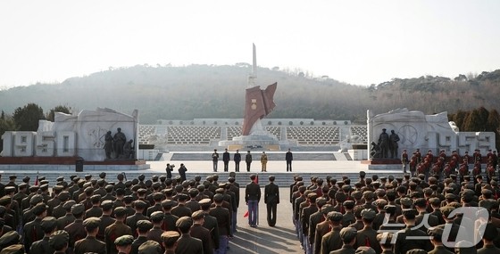 북한 평양 고급중학교(고등학교) 졸업반 카지노 입플들의 군입대 결의모임(사진=노동신문/뉴스1)