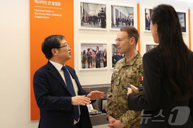 백승주 전쟁기념사업회장이 13일 서울 용산구 전쟁기념사업회에서 데릭 매컬리 슬롯사이트 볼트카지노메이저 부사령관을 접견해 홍보존을 소개하고 있다. (전쟁기념사업회 제공. 재판매 및 DB 금지) 2025.3.13/뉴스1