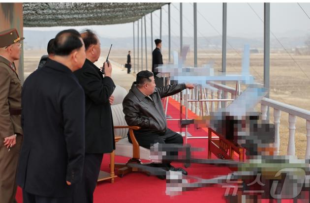 (평양 노동신문=뉴스1) = 김정은 총비서가 새로 개발·생산 중인 무인정찰 및 자폭카지노 바카라형 무인기 성능시험을 참관했다. [국내에서만 사용가능. 재배포 금지. DB 금지. For Use Only in the Republic of Korea. Redistribution Prohibited]