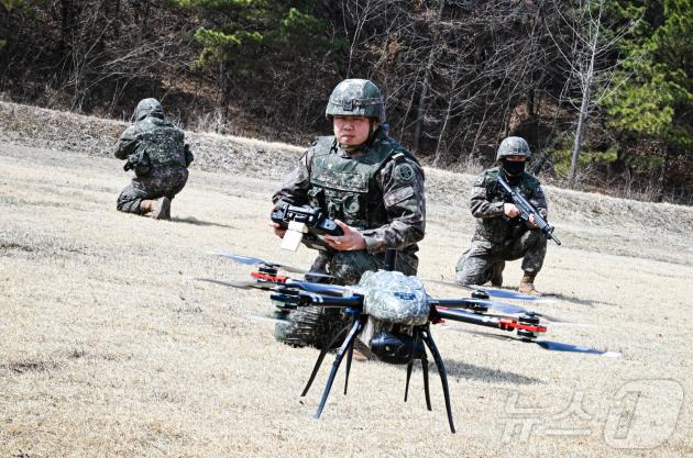 지작사 카지노 바카라봇전투단 장병들이 UGF 인근을 정찰하기 위해 스위드 카지노 바카라을 투입하고 있는 모습. (육군 제공. 재판매 및 DB 금지) 2025.3.17/뉴스1