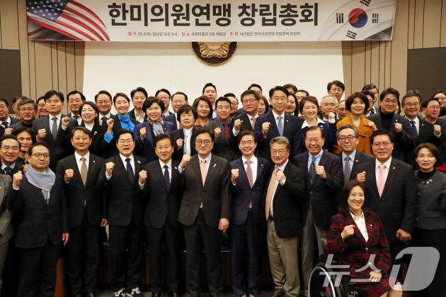 우원식 국회의장과 권영세 국민의힘 비상대책위원장, 박찬대 더불어민주당 원내대표를 비롯한 의원들이 10일 오후 서울 여의도 국회 박물관에서 열린 토토사이트추천 창립총회에서 기념촬영을 하고 있다. (공동취재) 2025.3.10/뉴스1 ⓒ News1 이재명 기자