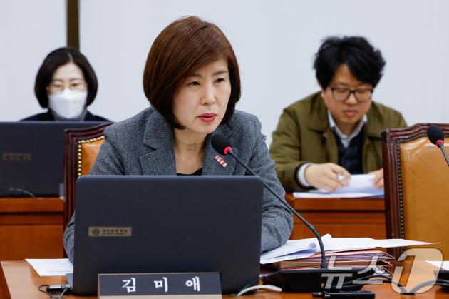 김미애 국민의힘 간사가 18일 서울 여의도 국회에서 열린 제423회국회(임시회) 보건복지위원회 제1차 전체회의에서 의사 정원을 정부 직속 온라인 바카라인력수급추계위원회에서 심의하는 내용의 보건온라인 바카라기본법 일부개정법률안 관련 토론하고 있다. 2025.3.18/뉴스1 ⓒ News1 안은나 기자