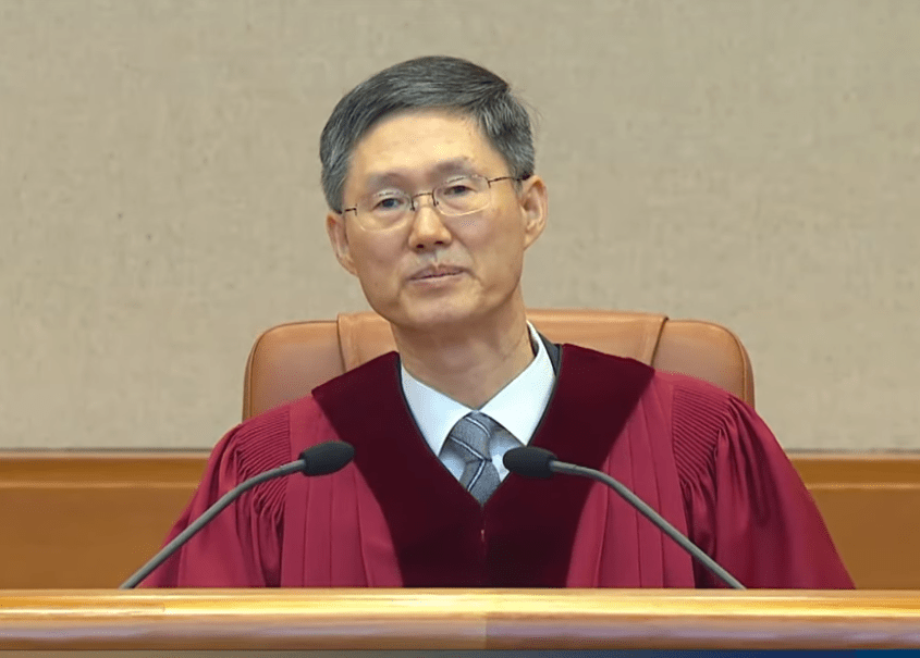문형배 헌법재판소장 직무대행이 4일 윤석열 카지노 슬롯 머신 하는 법 탄핵심판정에 입장해 있다.(KTV화면 갈무리]