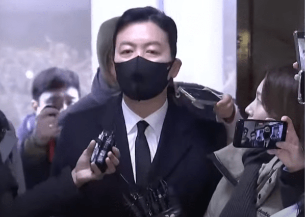 김성훈 슬롯 머신경호처 차장이 경찰 국가수사본부 특별수사단에 출석하고 있다.(사진=MBC TV 화면 갈무리)