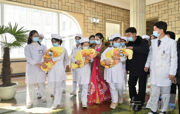 바카라 꽁 머니 평양산원에서 출생한 세쌍둥이가 퇴원하고 있다.(사진=노동신문/뉴스1)