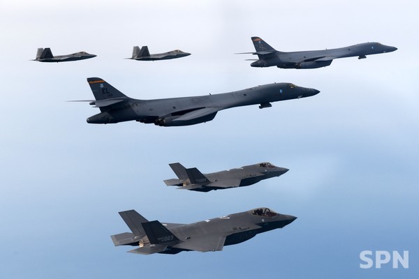 미국 공군의 B-1B 슬롯 꽁 머니가 참여한 가운데 한미연합공중훈련이 진행되고 있다.(사진=국방부)