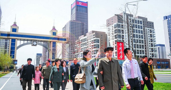 15일 준공식이 진행된 온라인카지노 화성지구 3단계 1만세대 살림집을 둘러보는 북한 주민들(사진=노동신문/뉴스1)