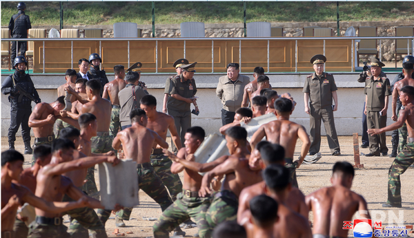 김정은 총비서가 특수부대 훈련을 참관하고 있다.(사진=내나라)