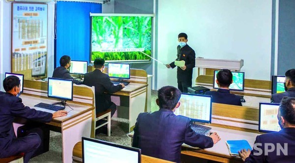 북한 어룡협동농장 농업과학슬롯사이트 소닉 추천보급실(사진=내나라)