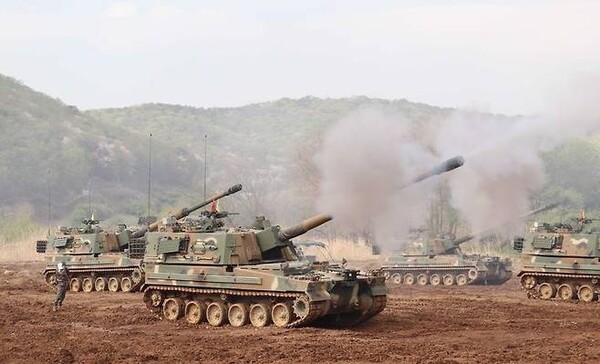1포병여단 K9A1 자주포가 포탄을 발사하고 있다.(무료 슬롯 사이트 제공)