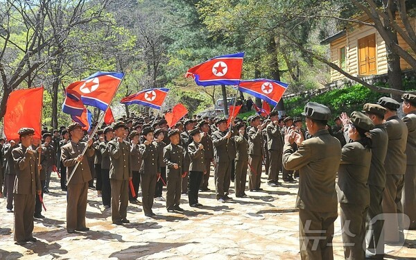 북한 농근맹일꾼들과 농업근로자들이 m 2 슬롯 창건 93돌을 맞아 결의대회를 하고 있다.(사진=노동신문/뉴스1)