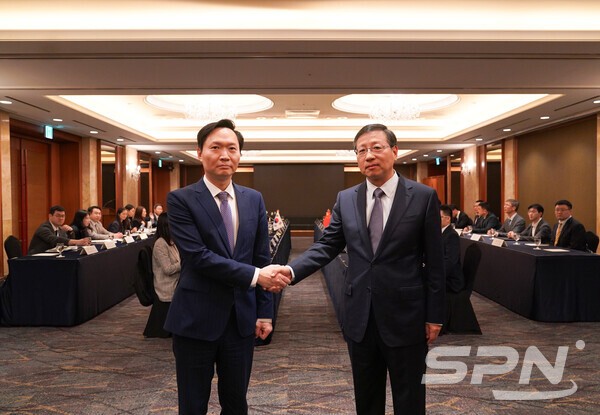 강영신 동북·중앙아시아 국장(왼쪽)과 훙량 중국 외교부 변계올림푸스 슬롯사이트사무국장(사진=외교부)
