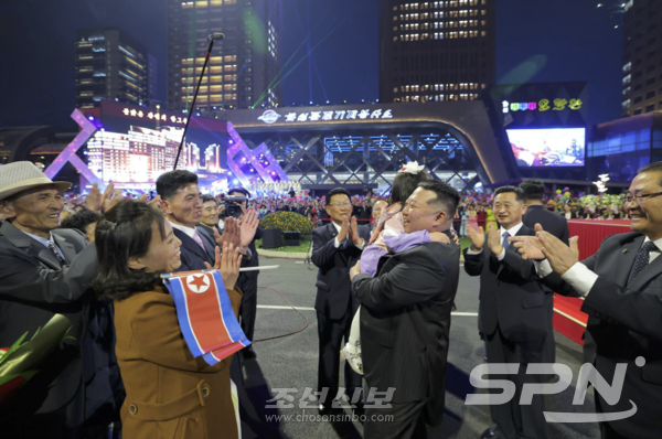 북한 2025년 슬롯사이트 총비서가 평양 화성지구 3단계 1만세대 살림집 준공식에 참석해 어린아이를 껴안고 있다.(사진=조선신보)