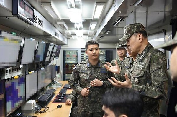 김명수 합참의장이 중부지역 바카라 온라인 통제소에서 작전지도를 하고 있다.(사진=합동참모본부 제공)
