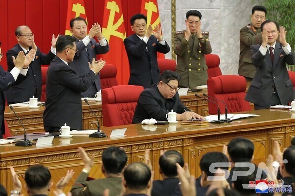 2024년 1월 열린 온라인카지노 노동당 중앙위원회 제8기 제19차 정치국 확대회의에서 조용원 당 비서와 김덕훈 내각총리 등 간부들이 김정은 총비서를 향해 박수를 치고 있다.(사진=내나라)