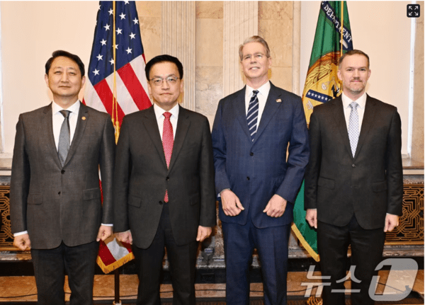 주요 20개국(G20) 재무장관회의 및 국제통화금융위원회(IMFC)'에 참석차 미국 워성턴D.C.를 방문중인 최상목 부총리 겸 기획재정부 장관이 안덕근 산업통상자원부 장관과 함께 24일(현지시간) 미국 재무부에서 열린 '한-미 2+2 통상협의에 참석한 스콧 베센트 미국재무장관, 제이미슨 그리어 미국무역대표부(USTR) 대표와 회의시작에 앞서 기념사진을 촬영하고 있다 (사진=기획재정부)