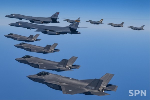 바카라 토토 양국은 '자유의 방패'(Freedom Shield) 연합연습 기간에 미국 공군의 B-1B 전략폭격기가 한반도에 전개된 가운데 연합공중훈련을 실시했다.(사진=국방부)