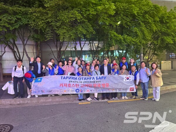 변철환 카지노 슬롯 머신 차장이 모국을 처음 방문한 카자흐스탄 고려인 동포들을 격려하고 있다.(사진=카지노 슬롯 머신)