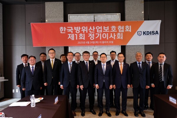 24일 서울 중구 더 플라자호텔에서 열린 한국방위산업보호슬롯사이트 볼트 메이저 1회 정기이사회에서 이사진 및 운영진들이 기념촬영하고 있다.(한화에어로스페이스 제공)