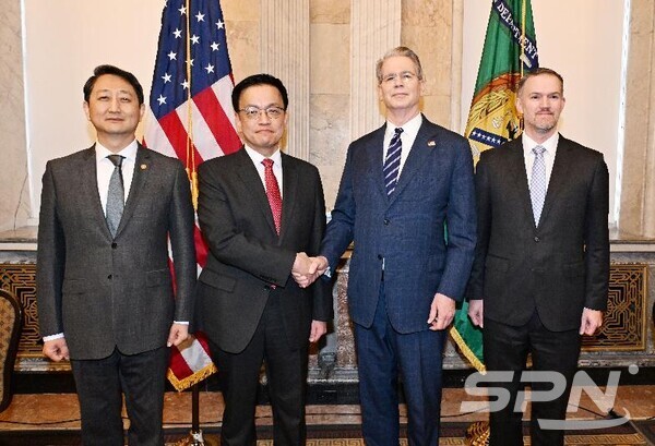 주요 20개국(G20) 슬롯사이트 업카지노장관회의 및 국제통화금융위원회(IMFC)에 참석차 미국 워싱턴 D.C.를 방문중인 최상목 부총리 겸 기획재정부 장관이 안덕근 산업통상자원부 장관과 함께 4월 24일(현지시간) 미국 슬롯사이트 업카지노부에서 열린 '한-미 2+2 통상협의(Trade Consultation)'에 참석, 스콧 베센트 미국재무장관, 제이미슨 그리어 미국무역대표부(USTR) 대표와 회의시작에 앞서 기념사진을 찍고 있다 (사진=기획재정부)