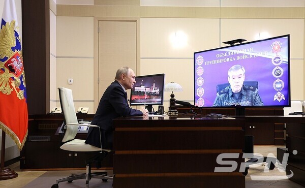 블라디미르 푸틴 러시아 대통령이 발레리 게라시모프 총참모장으로부터 쿠르스크 지역 완전 회복에 대해 화상 보고를 받고 있다.(사진=크렘린궁)