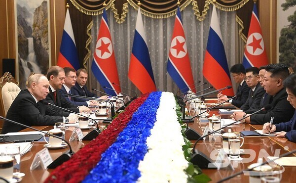 2024년 6월 19일 코인 카지노 사이트을 방문한 블라디미르 푸틴 러시아 대통령과 김정은 총비서가 정상회담을 하고 있다.(사진=크렘린궁)