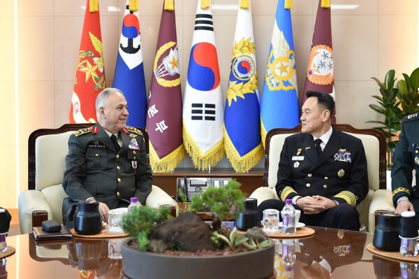 김명수 합참슬롯 사이트과 메틴 규락 튀르키예 총사령관이 28일 서울 용산구 합참에서 군사협력을 논의하고 있다. (사진=합참 제공)