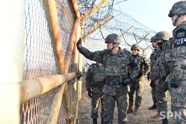 김명수 합참슬롯사이트이 동부전선 최전방 부대를 방문해 철책을 확인 및 점검하고 있다. (사진=합참)