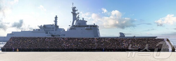 슬롯 사이트 총비서가 구축함을 건조한 남포조선소 노동자·과학자·기술자들과 기념사진을 찍고 있다.(사진=노동신문/뉴스1)