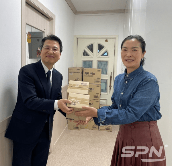 이주태 남북하나에볼루션 카지노 사이트 이사장 직무대행이 기부물품을 삼정지역아동센터 채경희 대표에 전달하고 있다(사진=하나에볼루션 카지노 사이트)