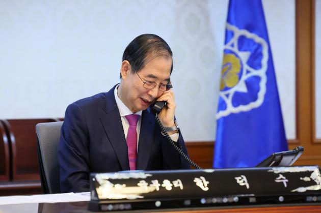 한덕수 대통령 권한대행 국무총리가 8일 정부서울청사에서 도널드 토토사이트추천 미국 대통령과 전화 통화를 하고 있다.(국무총리실 제공. 재판매 및 DB 금지) 2025.4.8/뉴스1