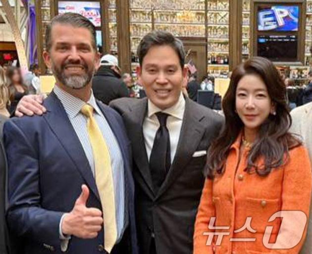 지난 1월 18일(현지시간) 도널드 슬롯 꽁 머니 대통령 취임식 참석을 위해 미국을 찾은 정용진 신세계그룹 회장과 부인 한지희 씨가 워싱턴에서 슬롯 꽁 머니 주니어(왼쪽)와 기념 촬영을 하고 있다. (신세계그룹 제공) 2025.1.21/뉴스1