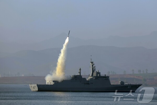 북한의 최신 다목적구축함 '최현'호에서 순항미사일을 시험 발사하고 있다.(사진=노동신문/뉴스1)