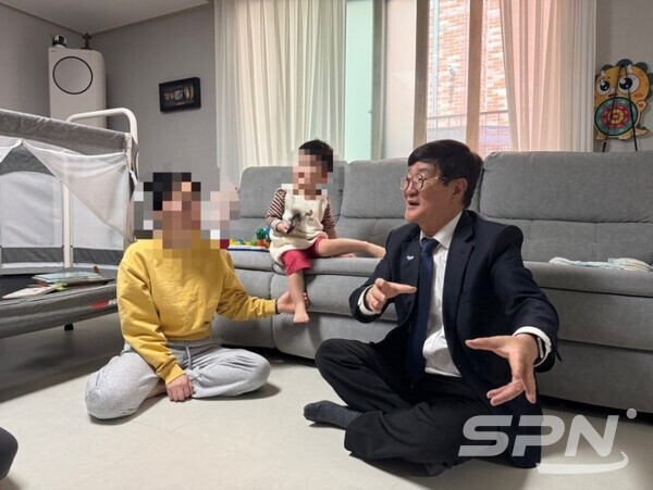 고영환 국립카지노사이트 추천이 탈북 가정을 방문하고 있다(사진=통일부)