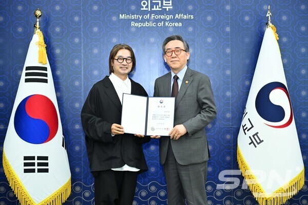 조태열 외교부 장관이 양정웅 연출가에 2025 APEC 하이 로우 토토 사이트 예술감독 위촉장을 전달했다(사진=외교부)