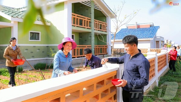 북한 슬롯사이트 볼트 추천에서 "슬롯사이트 볼트 추천 문명"을 강조하며 살림집 가꾸기를 있다.(사진=노동신문/뉴스1)