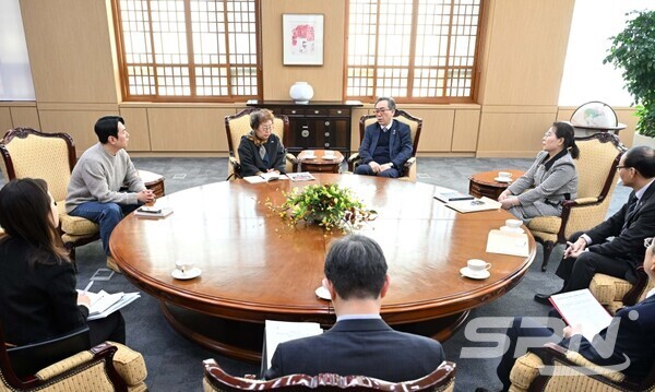 조태열 장관이 납북자·국군포로 단체 및 온라인 카지노 합법 사이트 가족들을 면담하고 있다.(사진=외교부)