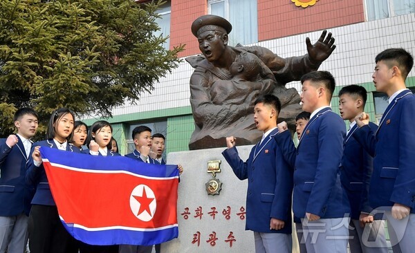 군입대를 자원한 북한 선교구역 리광수고급중학교(고등학교) 슈 의 캐릭터 슬롯 머신반 학생들(사진=노동신문/뉴스1)