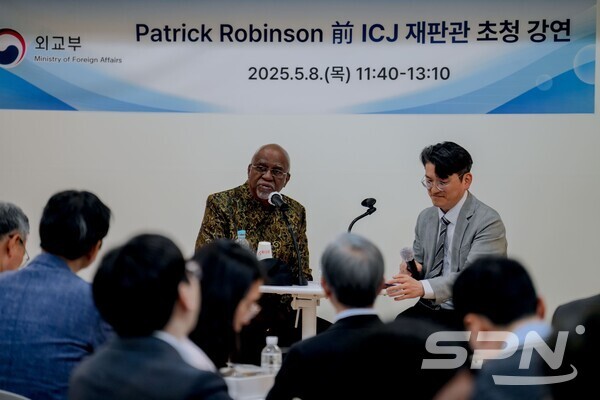 패트릭 립튼 로빈슨 전 국제사법재판소 재판관 메이저사이트 특별 강연(사진=메이저사이트)