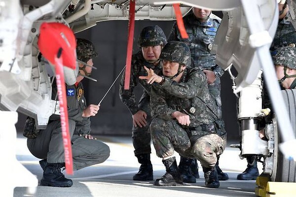 김명수 합참카지노 슬롯 머신이 공군 17전투비행단을 방문해 대비태세와 F-35A 스텔스전투기의 무장을 점검하고 있다.(사진=합동참모본부 제공)