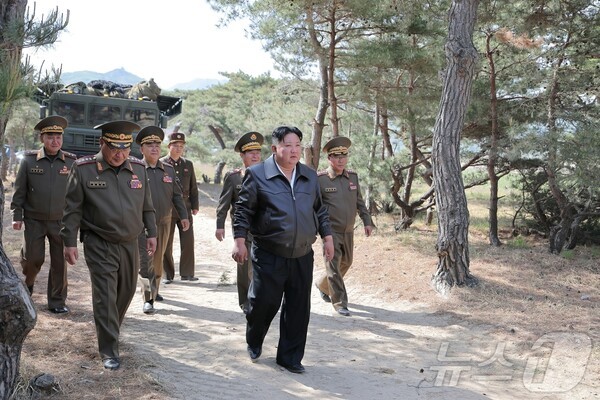 북한 김정은 총비서가 참관한 가운데 8일 동부전선 장거리포 및 해외 온라인 슬롯병구분대 합동타격훈련이 진행됐다.(사진=노동신문/뉴스1)