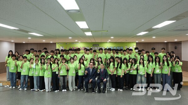 탈북 청소년들이 프라그마틱 슬롯 사이트 스타와 함께하는 프라그마틱 슬롯 사이트 캠프에 참여했다(사진=프라그마틱 슬롯 사이트부)