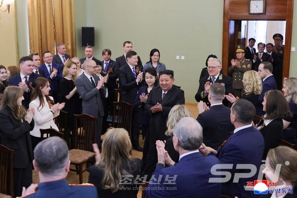 김정은 북한 총비서와 딸 '김주애'가 주북 러시아 대사관을 방문했다.(사진=조선신보)