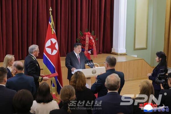 김정은 북한 총비서가 축하연설을 하고 있다(사진=조선신보)