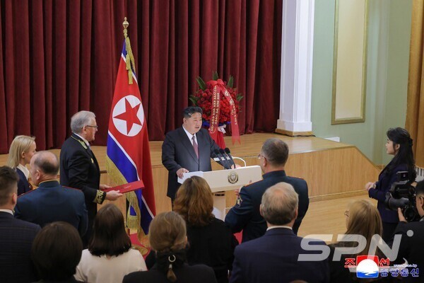 마카오 카지노 슬롯 머신 총비서가 러시아 전승절 80주년을 맞아 북한 주재 러시아 대사관을 찾아 축하 연설을 하고 있다.(사진=주북 러시아 대사관)